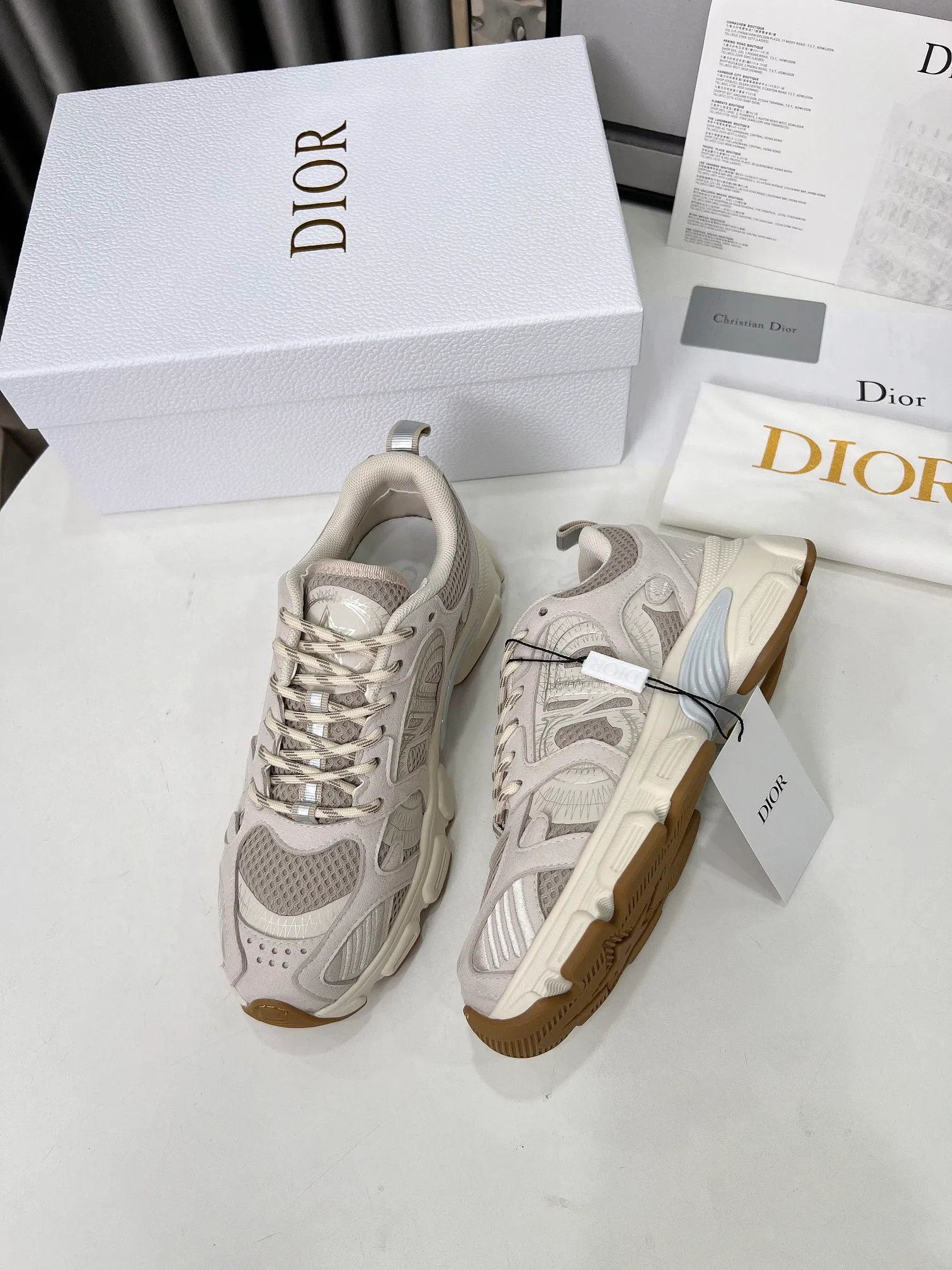 👟👟Ex-factory price 560👟👟 The official website is updated simultaneously with the 2025 model. This Dior Chrono sneaker reinterprets running shoes in Dior's high-end style. Gray mesh fabric is paired with tonal suede calfskin panels, the CD logo on the side, the star patch on the tongue and the Dior logo on the heel, all in classic fine detail. Featuring two-tone laces and a lightweight sole with star graphics, they can be worn year-round. Size: Women’s size 35-41 (35/42 can be customized) Color: 12 colors available